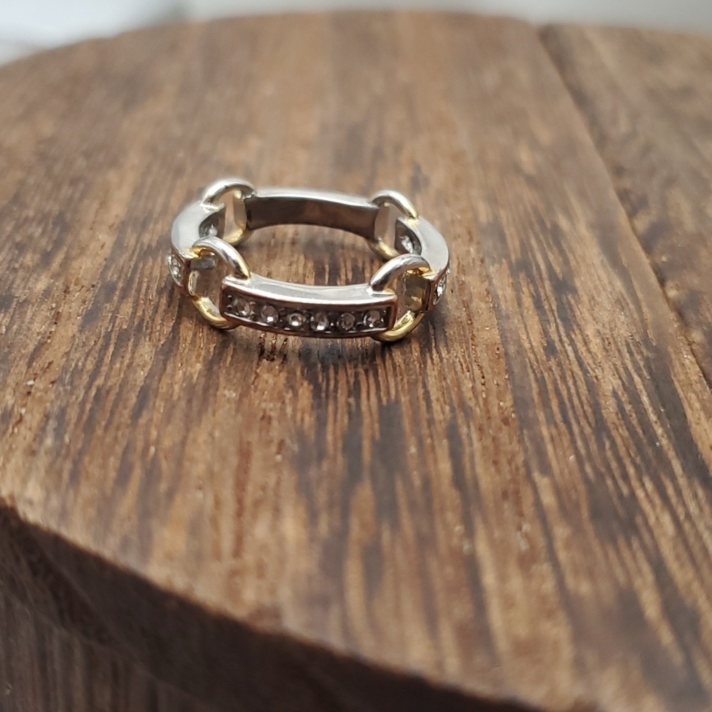 R556‎ size 5 9ct gold equestrian ring
